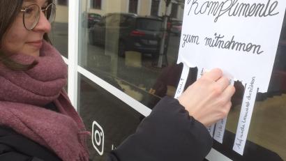 Bild: tk
Die 15-jährige Anna war am Samstag mit ihrer Mutter shoppen. Am Malteserplatz wurde sie auf die „Komplimente zum Mitnehmen“ aufmerksam.