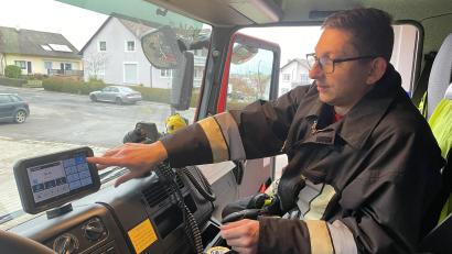 Bild: lei
Kommandant Markus Luber meldete das Fahrzeug per "Status 2 - Einsatzbereit auf Wache" bei der ILS in Amberg an.