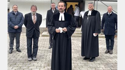 Bild: wku
Stefan Fischer (vorn Mitte) ist nun Pfarrer auf Lebenszeit, ihm wird die Hirschauer Pfarrstelle offiziell verliehen (hinten, von links): Bürgermeister Peter Dotzler (Gebenbach), Vertrauensmann Ulrich Gerlach, Bürgermeister Hermann Falk (Hirschau), Dekan Karlhermann Schötz und Bürgermeister Marcus Eichenmüller (Schnaittenbach).