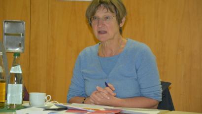 Bild: jr
Diplom-Sozialpädagogin Elke Pinkert stellte bei den Kreis-Familienbeauftragten die Beratungsstelle für seelische Gesundheit vor.