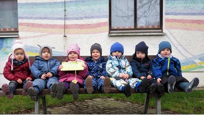 Bild: ubb
Diese Krippenkinder des Johanniter-Kinderhauses in Waldsassen dürfen sich nach mehreren Projektwochen zum Thema Nachhaltigkeit nun „Öko-Kids“ nennen.