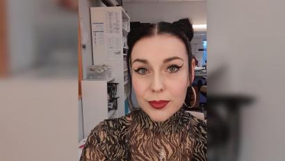 Bild: Bayerischer Rundfunk
Auffallen ist Pflicht: Noch ist Anita Eichhorns Verwandlung zur Serienfigur Tina in der Maske nicht ganz fertig. Ab 8. Dezember wird sie von Montag bis Donnerstag ab 19.30 Uhr öfter als schräger Vogel im Bayerischen Fernsehen zu sehen sein.