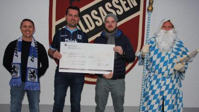 Bild: kro
Eine Spende von 1000 Euro überreichten die „Löwenfreunde“ an die Jugendabteilung des ASV Waldsassen: Von links Benjamin Heller und Markus Schwägerl von den „Löwenfreunden“, ASV-Jugendleiter Bastian Bachofner und der „weißblaue“ Nikolaus der „Löwenfreunde“.