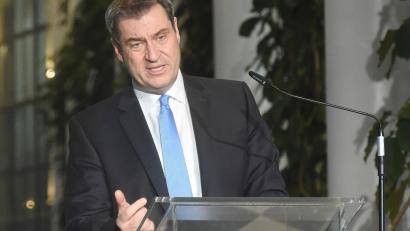 Bild: Felix Hörhager/dpa
Ministerpräsident Markus Söder (CSU) gibt im Anschluss an die Beratungen mit den Ministerpräsidenten und der geschäftsführenden Bundeskanzlerin Angela Merkel (CDU) zur Corona-Lage in der Orangerie der Staatskanzlei München ein Statement ab.