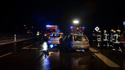 Bild: dob
An der Abzweigung nach Altenstadt krachte es am Dienstagfrüh gegen 6.30 Uhr. Zwei Personen wurden verletzt.