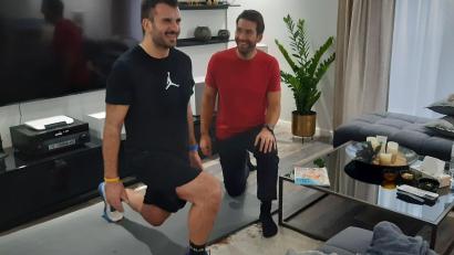 Bild: Lowak
Couchtisch beiseite geschoben, Matte ausgerollt und schon wird das Wohnzimmer zum Fitnessstudio. Seit einem Jahr betreut Personaltrainer Christian Wolf (rechts) den Weidener Sezayi Er.