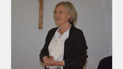 Bild: fla
Doris Völkl, treibende Kraft hinter dem Projekt "Neun2727 - Gut leben im Waldthurner Land", berichtete in der letzten Marktratssitzung über das Projekt und den momentanen Sachstand.