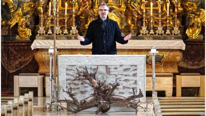 Bild: njn
Bei der ersten "Unterbrechung"-Andacht stand die Wurzel im Mittelpunkt. Pfarrer Martin Besold erklärte, dass sie im ersten Moment für Absterben und Tod stehe, doch im Leben gebe eine Wurzel Halt, sie werde gebraucht zum Pflanzenwachstum.