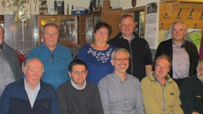 Bild: Jagdangliederungsgenossenschaft/exb
Stefan König (sitzend, Mitte) ist wieder der Vorsteher der Jagdangliederungsgenossenschaft. Mit im Bild sind Revierförster Wolfgang Schödel (rechts daneben) und Bürgermeister Günter Kopp (hinten, rechts).