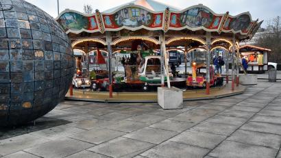 Bild: Stephan Huber
Das Karussell auf dem Multifunktionsplatz darf in Betrieb genommen werden. Die Stadt genehmigt auch den Crêpes-Stand dahinter.