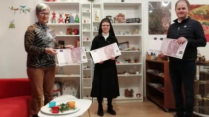 Bild: Gaby Reiml/exb
Marianne Zeiser (links) und Stadtpfarrer Stefan Wagner (rechts) übergeben die Spende an Schwester Christine Gindhart (Mitte).