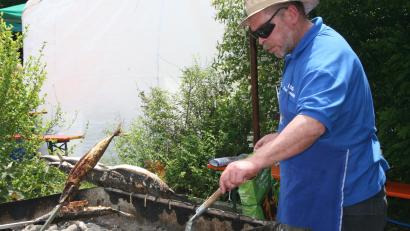 Archivbild: wro
Zu den kulinarischen Angeboten beim Fuchsmühler Bürgerfest gehört auch der beliebte Steckerlfisch - angeboten von der Laienspielgruppe.