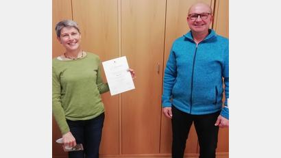 Bild: Martin Meier/exb
Birgit Lehner ist seit 40 Jahren engagiertes Mitglied der Kolpingsfamilie Kümmersbruck, wofür ihr Vorsitzender Wolfgang Gerl dankt.