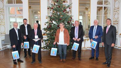 Bild: Regierung der Oberpfalz/Schmid/exb
Regierungspräsident Axel Bartelt (rechts) verlieh die kommunale Verdienstmedaille an 19 Oberpfälzer, darunter (von links) Josef Biebl (Oberviechtach), Johann Wiesnet (Schlammersdorf), Georg Plecher (Burglengenfeld), Waltraud Lobenhofer (Poppenricht), Hans Glatzl und Josef Gruber (beide Burglengenfeld).