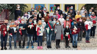 Bild: Nina Roider/exb
Die Viertklässler aus der Grundschule Poppenricht bestehen die Radfahrprüfung.