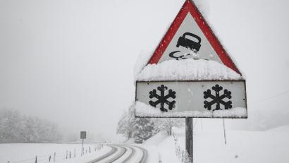 Symbolbild: Adrien Perritaz
Ein verschneites Verkehrsschild warnt vor Schnee auf der Straße