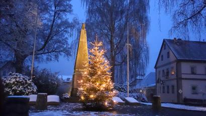 Bild: fjo
Zusammen mit der ganzjährigen Beleuchtung des Kriegerdenkmals gibt der gemeindliche Christbaum auf dem Marktplatz dem Umfeld eine festliche Atmosphäre.