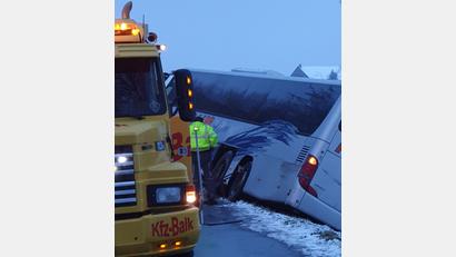 Bild: Bretschneider/exb
Der Bus landete im Graben und wurde von einem Abschleppdienst geborgen.