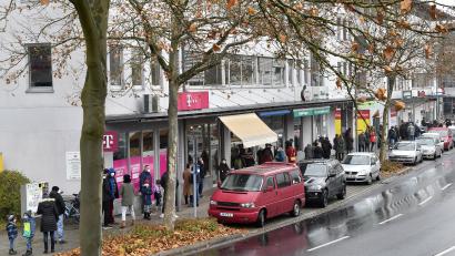 Bild: Petra Hartl
Lange Schlangen gab es am Sonntag vor dem Testzentrum der Marienapotheke in der Marienstraße, das neben dem Drive-In auf dem Real-Parkplatz als einzige Teststation an diesem Tag in Amberg geöffnet hatte.