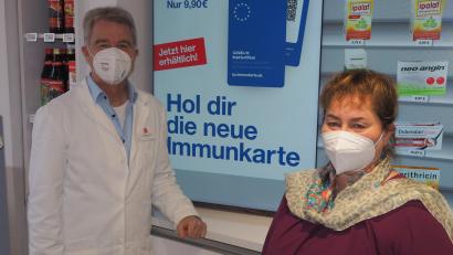 Bild: ws
Impfnachweise sind heute wichtiger denn je. Quartiersmanagerin Cornelia Stahl (rechts) stellt als eine Möglichkeit auch die "Immunkarte" vor. Die würden alle teilnehmenden Apotheken vermitteln, erläutert Christian Züllich, Pressesprecher der Apotheker im Landkreis.