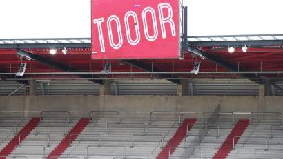 Bild: Alexander Hassenstein/dpa
Ein trister Anblick: Den "Tooor"-Jubel beim Regensburger Ausgleich gab es nur auf der Anzeigetafel zu bestaunen. Die Ränge blieben beim Geisterspiel gegen Kiel leer,