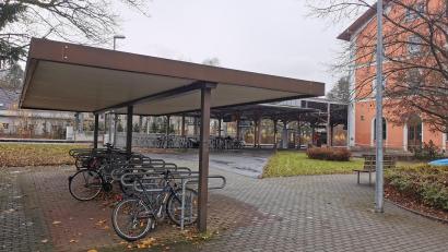 Bild: lei
Können Fahrradfahrer ihre Räder am Neukirchener Bahnhof bald in einer modernen Schließfachanlage mit elektronischer Sicherung abstellen? Der Gemeinderat will die Fahrradstellplätze deutlich ausbauen - und berät über drei verschiedene Möglichkeiten.