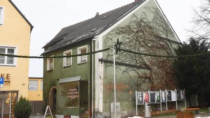 Bild: Gabi Schönberger
Bis vor zwei Jahren wollte die Stadt das grüne Gebäude am Stadtplatz 43 schräg gegenüber des Lobkowitzschlosses abreißen. Das kommt aber mit dem vorgesehenen Neubau und nach Wegfall der in Aussicht gestellten Fördergelder viel zu teuer. Nun reifen im Stadtrat neue Pläne für das Anwesen.