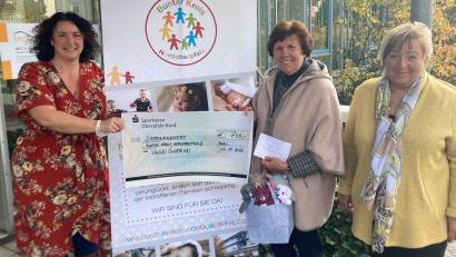 Bild: Kliniken Nordoberpfalz, Michael Reindl/exb
Marina Frister (von links) bedankt sich bei Gudrun Hagn für die Spende über 700 Euro. Den Kontakt zur Nachsorgeeinrichtung hatte Patientenfürsprecherin Marianne Albert vermittelt.
