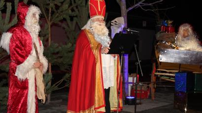Bild: kro
„Nikolaus to go“ wie im vergangenen Jahr (Bild) wird es heuer nicht geben. Ganz wollen die Veranstalter den Kindern dieses Erlebnis nicht verwehren. Deshalb kommt der Nikolaus heuer in die Kirche.