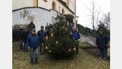 Bild:  Maria Schlögl/exb
Der Christbaum am Treppenaufgang von St. Emmeram leuchtet seit dem ersten Adventsonntag – und das hoffentlich weiterhin unbeschadet.
