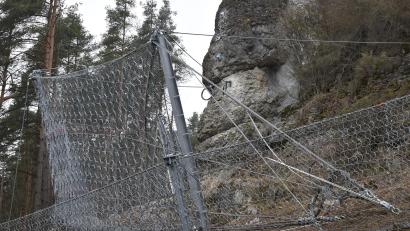 Archivbild: bö
Eine Felssicherung schützt Autofahrer und Passanten vor herabstürzenden Steinbrocken.