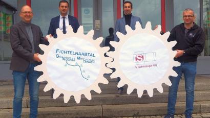 Bild: soj
Rektor Alexander Köstler (von links), Bürgermeister und Schulverbandsvorsitzender Wolfgang Söllner, Lehrer Philipp Lippert und Ausbildungsleiter der Firma Schiettinger Markus Schönl.