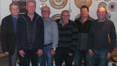 Bild: tja
Bei der Jahresversammlung des Schlosskapellenvereins Fronhof wurde die bisherige Vorstandschaft überwiegend in ihrem Ämtern bestätigt. Im Bild von links Werner Winderl, Franz Schmidl, Josef Tischler, Alfons Schmitzer, Gerhard Armer und Hermann Haas.