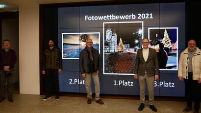 Bild: hmr
Die Sieger des Fotowettbewerbs „Weihnachtszeit!“ der Stadt Waldsassen neben ihren Siegerbildern auf der Präsentationswand im Rathausfoyer mit (von links) dem Geschäftsführenden Beamten Martin Rosner, Florian Rosner (2. Platz), Peter Bindl (1. Platz), Erstem Bürgermeister Bernd Sommer und Robert Gruber (3. Platz).