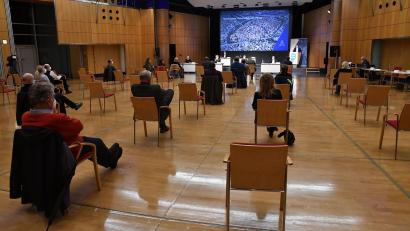 Bild: Petra Hartl
Wegen Corona durfte nur eine begrenzte Zahl von Zuhörern mit Anmeldung, großen Abständen und FFP2-Masken an der Bürgerversammlung im ACC teilnehmen. Interessierte konnten die Versammlung aber auch live im Internet mitverfolgen.