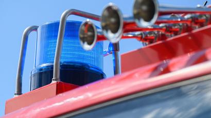 Bild: Robert Michael
Das Blaulicht leuchtet auf einem Einsatzfahrzeug der Feuerwehr. Foto: Robert Michael/dpa-Zentralbild/ZB/Symbolbild