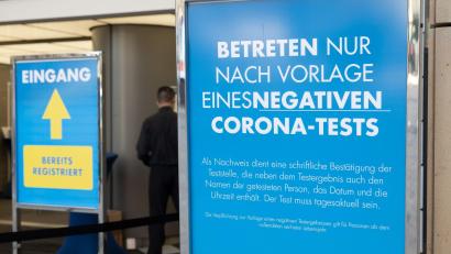 Symbolbild: Bernd Thissen/dpa
Das Symbolfoto entstand zu einem früheren Zeitpunkt in der Pandemie vor einem Kaufhaus in Dortmund - eine Testpflicht für alle gilt nun auch für die Teilnahme an Gremiumssitzungen in Mitterteich.