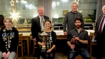 Bild: le
In der Königs- und Pokalproklamation ehren die Flosser Schützen die neuen Meister und Pokalsieger. Vorne, von links: Jugendkönig Julian Scherer, Schützenkönigin und Pokalgewinnerin Ilona Hunsperger und Pokalgewinner Dominik Kraus. Hinden, von links: Schützenmeister Siegfried Kellner, Pokalspender Erich Schieder, Bürgermeister Robert Lindner und Ehrenmitglied, Schützenkommissar Fred Lehner.