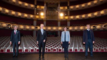 Bild: Sven Hoppe/dpa
Nur ausgewählte Persönlichkeiten durften beim Festakt zum 75. Geburtstag der bayerischen Verfassung im Nationaltheater in München teilnehmen.