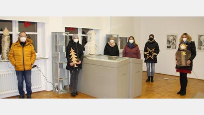 Bild: Ludwig Prögler/exb
Auch heuer gibt’s wieder einen überdimensionalen Adventskalender in Tiefenbach: Einige Bürger haben dafür in den vergangenen Tagen die Fenster der Alten Schule mit weihnachtlichen Gegenständen geschmückt.