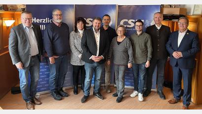 Bild: Marco Mulzer/exb
Daniel Müller (Vierter von links) bleibt Vorsitzender des CSU-Ortsverbandes Raigering-Krumbach. Auf dem Bild sind zudem die Ehrengäste und gewählten Vorstandsmitglieder zu sehen.