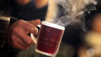 Symbolbild: Karl-Josef Hildenbrand/dpa
Weil Glühwein in Amberg derzeit nicht verlauft werden darf, soll die alkoholfreie Variante gespendet werden.