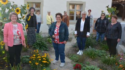 Bild: jr
Neuwahlen standen bei der Frauen-Union Konnersreuth an. Im Bild (von links) Gudrun Schiml, Inge Härtl, Christine Moser, Sigrid Schwan, Ortsvorsitzende Christa Wölfl, Lucia Weiß, Carola Kießling, Ulrike Sammet, Petra Günthner und Sonja
Grassold.