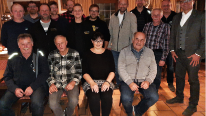 Bild: Franz Stockerl/exb
Die sechs Ortsfeuerwehren und der Bürgermeister arbeiten konstruktiv zusammen. Dazu trägt auch die jährliche Dienstversammlung teil. Für Bürgermeister Maximilian Beer (rechts) war es die 25. Zusammenkunft. Dabei waren auch Kreisbrandrat Christian Demleitner (Fünfter von rechts stehend), Kreisbrandinspektor Richard Fleck (sitzend rechts), Kreisbrandmeister Konrad Hoch (sitzend links), Feuerwehrsachbearbeiterin Ute Voith von der VG und zweiter Bürgermeister Franz Stockerl.