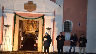 Bild: gi
Das erste Adventfenster wurde an der Wieskirche geöffnet. Dazu trugen der OWV, PGR sowie die Bläser und das Kirchenchor-Ensemble bei.