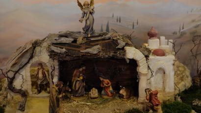 Bild: le
Mit Beginn der Adventszeit lohnt sich ein Besuch der Jahreskrippe mit ihren sechs biblischen Szenen in der katholischen Pfarrkirche St. Johannes der Täufer. Gesammelte und noch eingehende Spenden werden ausschließlich für die Anschaffung der Figuren für die siebte Szene, die zu Ostern 2022 vorgestellt werden soll, verwendet.