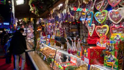 Bild: Monika Skolimowska/dpa
Der Regensburger Christkindlmarkt öffnet trotz allem - und zwar als "Wintergastronomie".