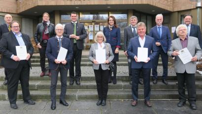 Bild: Hirsch
Jürgen Neuber, Robert Wutz, Brigitte Hecht, Reinhard Jäckel und Berthold Kick (vorne von links) erhielten die kommunale Dankurkunde des bayerischen Innenministers. Landrat, Bürgermeister und Abgeordnete (zweite Reihe) gratulierten.