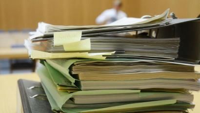 Symbolbild: Gabi Schönberger
Der Justiz ist der 20-jährige Angeklagte kein Unbekannter, er ist als Kleinkrimineller mit Hang zu Diebstählen und Betrügereien seit vier Jahren aktenkundig. Dass er unter laufender Bewährung stand, machte die Angelegenheit nicht leichter.