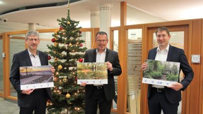 Bild: stg
Coronabedingt mussten die Vorstände (von links) Robert Haubner, Joachim Geyer und Thomas Keck den neuen Kalender der Raiffeisenbank ohne die talentierten Fotografen vorstellen.